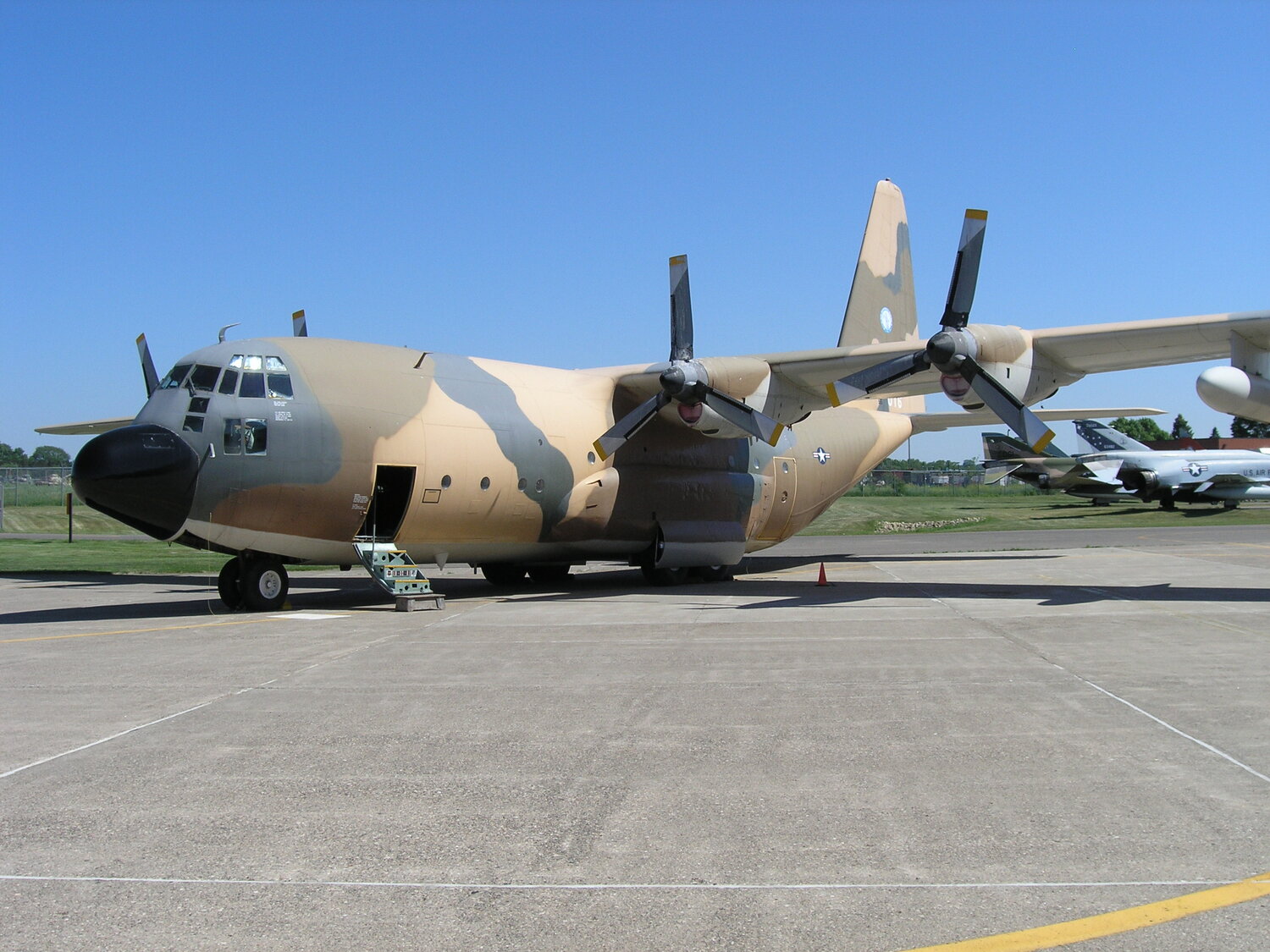 Lockheed C-130 Hercules / C-130J Super Hercules AGM+C130D+Gray+Ghost+%282006-05-03%29