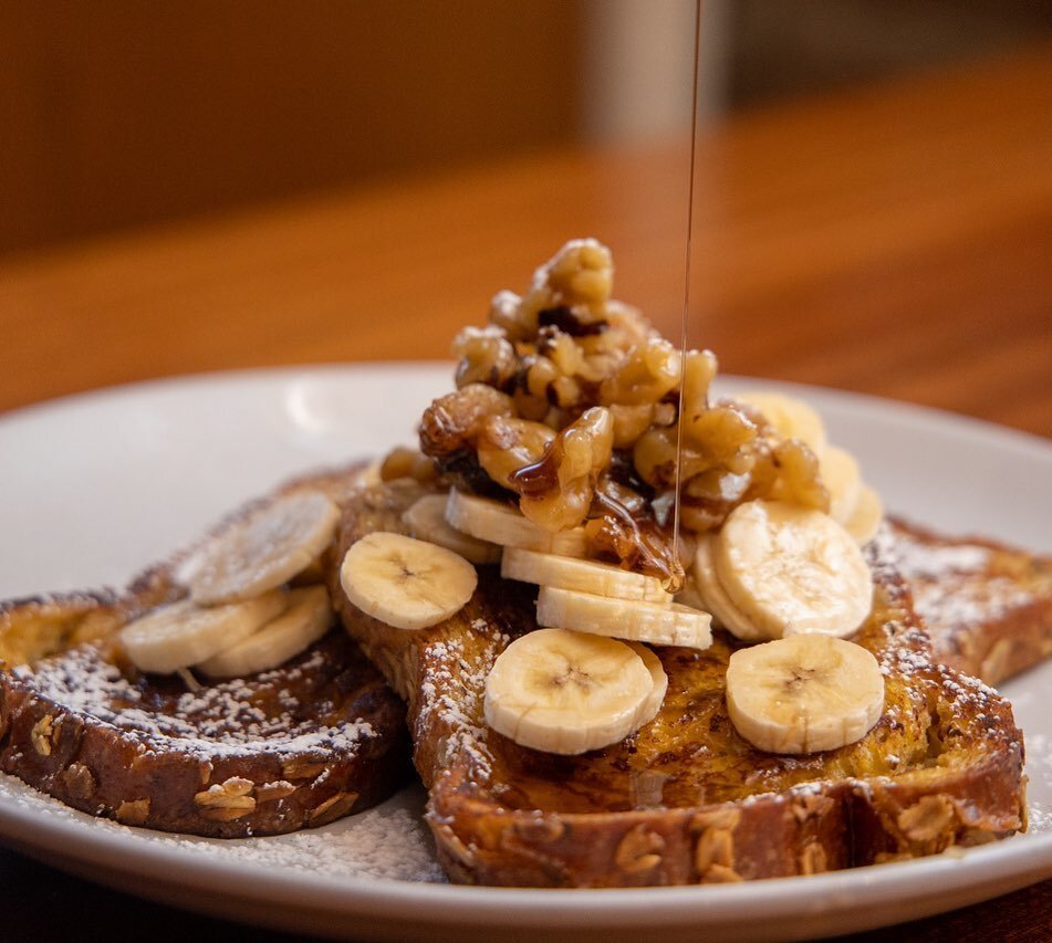 Elevate your Wednesday with our Multi-Grain French Toast with Banana &amp; Wallnuts &mdash; Because when a day starts like this it has to be good 🤤 
.
.
.
.

.
.
.
.
.
.
#eeeeats #nyc #bayridge #nyceats #ediblebrooklyn #ebdailypic #yum #delish #newf