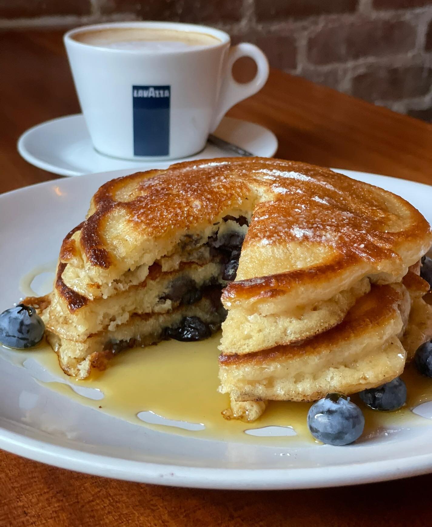 Sunrises and Blueberry Pancakes 🥞 🌅 &mdash; If you didn&rsquo;t know this is the place to be this weekend for BRUNCH and LUNCH &mdash; Always with a SMILE 😊 
.
.
.
.
.
.
#brooklyn #bayridge #apple #blueberry #pancakes #nyc #brunch #brunchboys