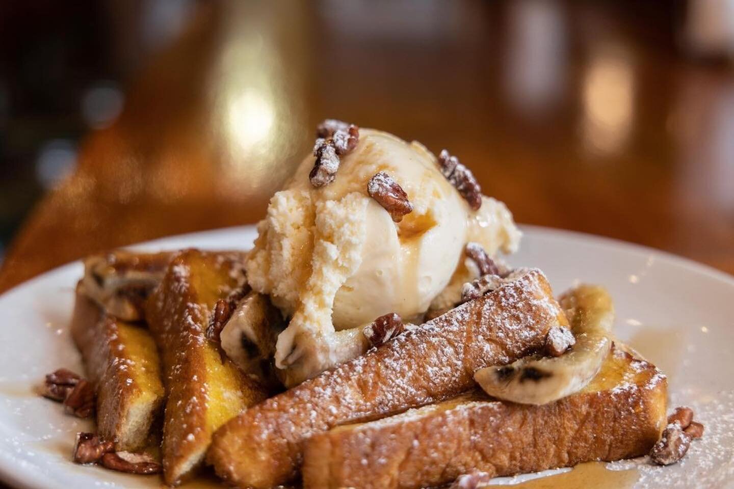 TREAT YOURSELF BRUNCH with us today and order our BANANAS FOSTER FRENCH TOAST 
Challah bread French toast topped with caramelized bananas in a rum maple butter sauce, topped with a scoop of vanilla ice cream and roasted pecans 😱