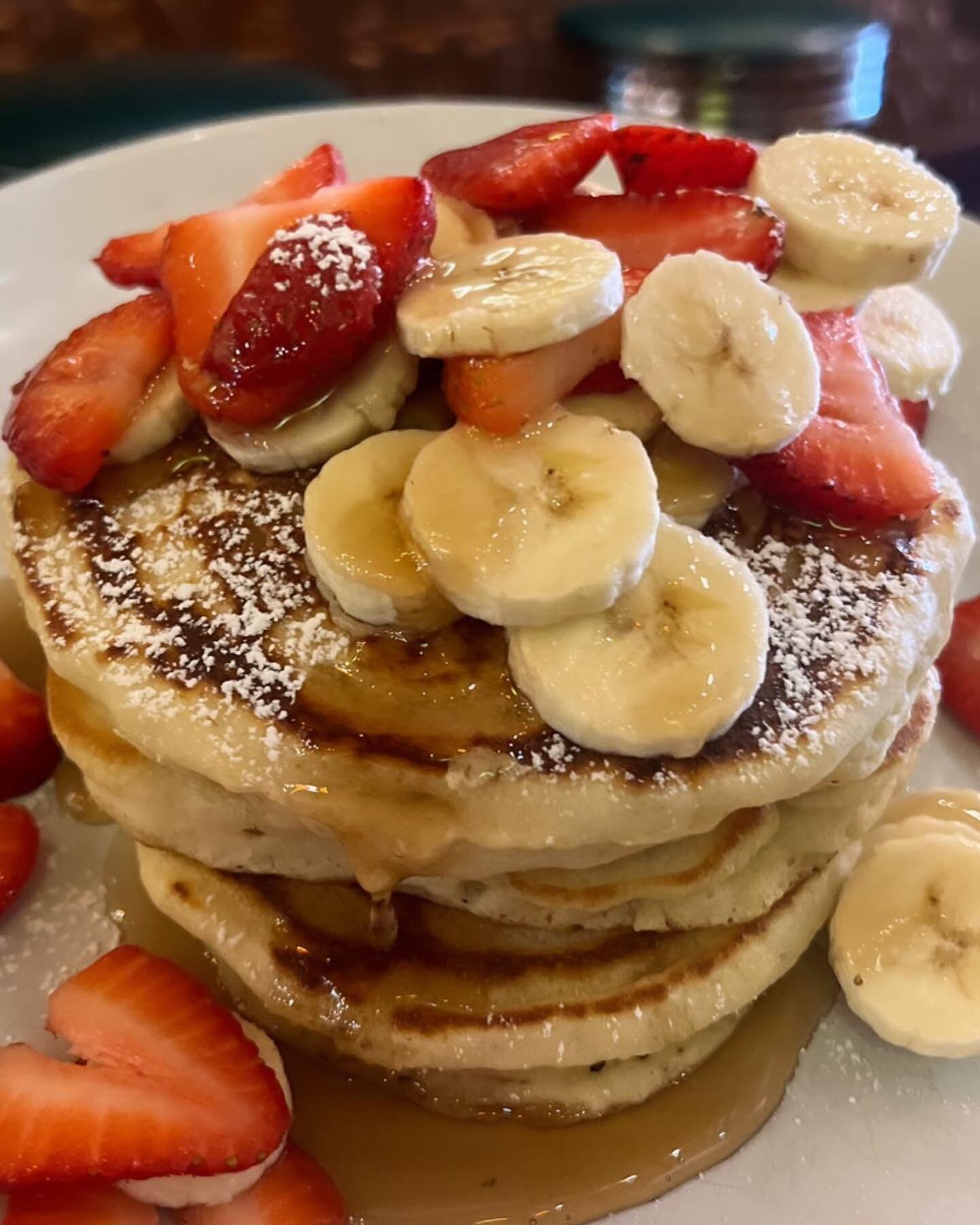 Have your pancakes how you like &lsquo;em &mdash; here with Strawberries and Bananas 🍌 🍓 🥞 :: Happy Sunday Bay Ridge! 
📸: @rikikoudis