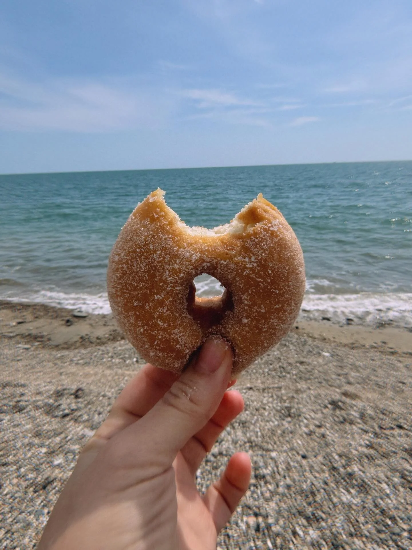Last week was mostly: live music, sea swims, beach picnics, afternoon hot chocolates laced with rum and happy, post-swim donuts(not hot tho). Family tradition that doesn&rsquo;t get old&hellip;&hellip;🌊
