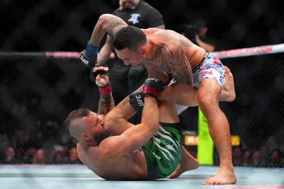 UFC 329 - Holloway closing out the fight