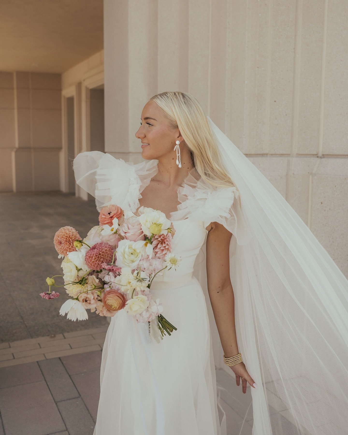 perfect inspiration for your spring wedding🦢🎀
&bull;
&bull;
&bull;
&bull;
&bull; #utahweddingphotographer #provoweddingphotographer #saltlakeweddingphotographer #parkcityweddings #luxuryweddingplanner #luxuryweddings #utahluxuryweddingphotographer 