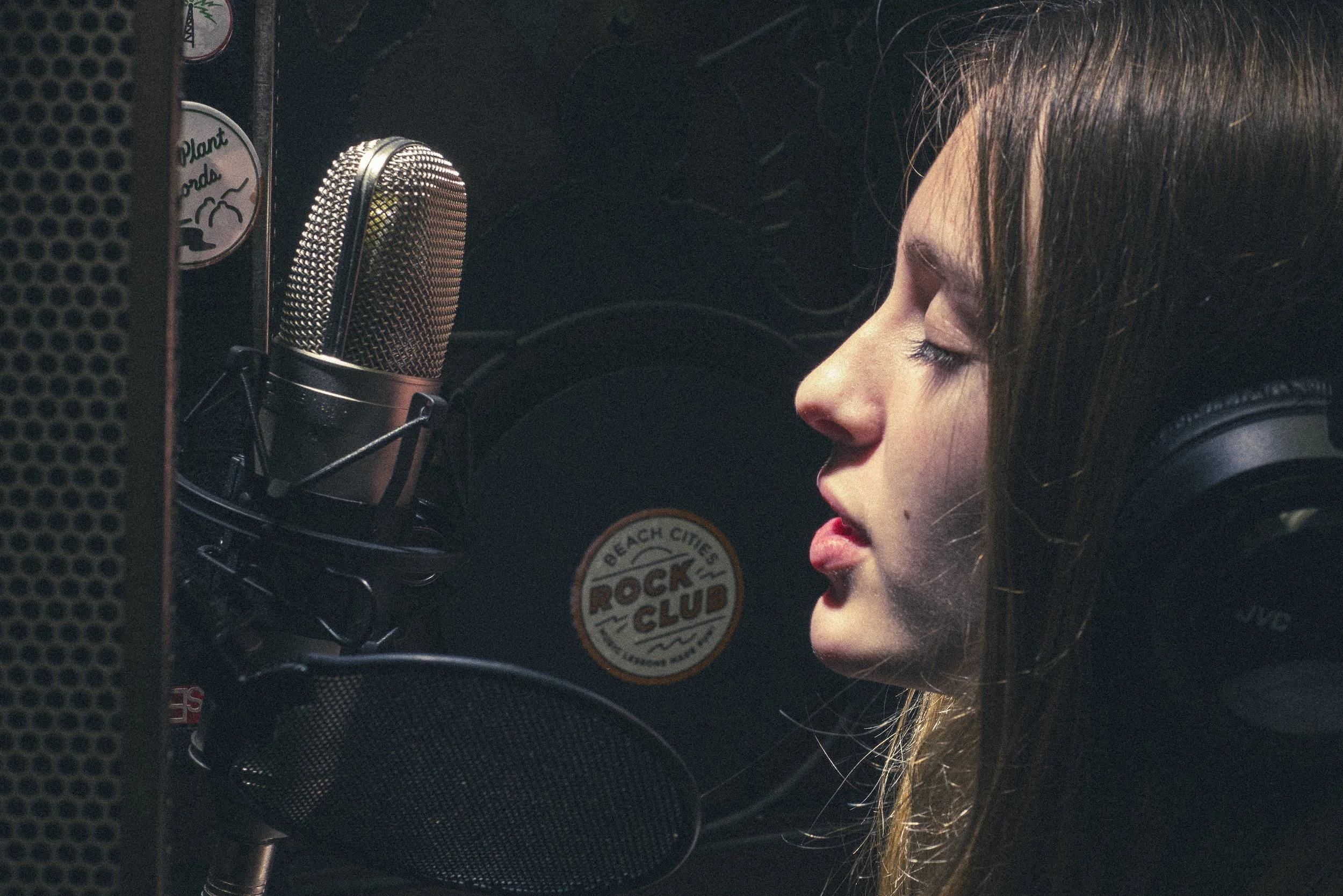 Professional vocal coach in San Clemente showing proper breathing technique during a voice lesson