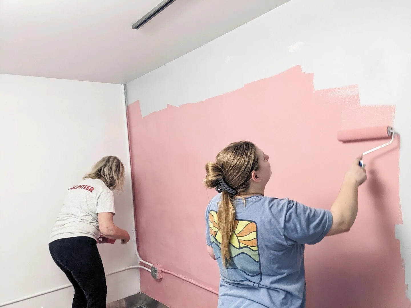 Thank you to the hardworking volunteers who re-painted our conference room during United Way's Day of Caring! Now the space reflects who we are and has already inspired new business ideas. 🩷
