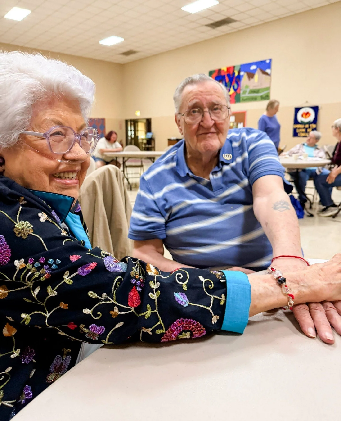 At Washington Street Senior Center, something beautiful has been happening around tables filled with crafts and conversation. ⁠
⁠
Through our Healing Hands initiative, New American entrepreneurs from ECHO Collective spend time creating alongside olde