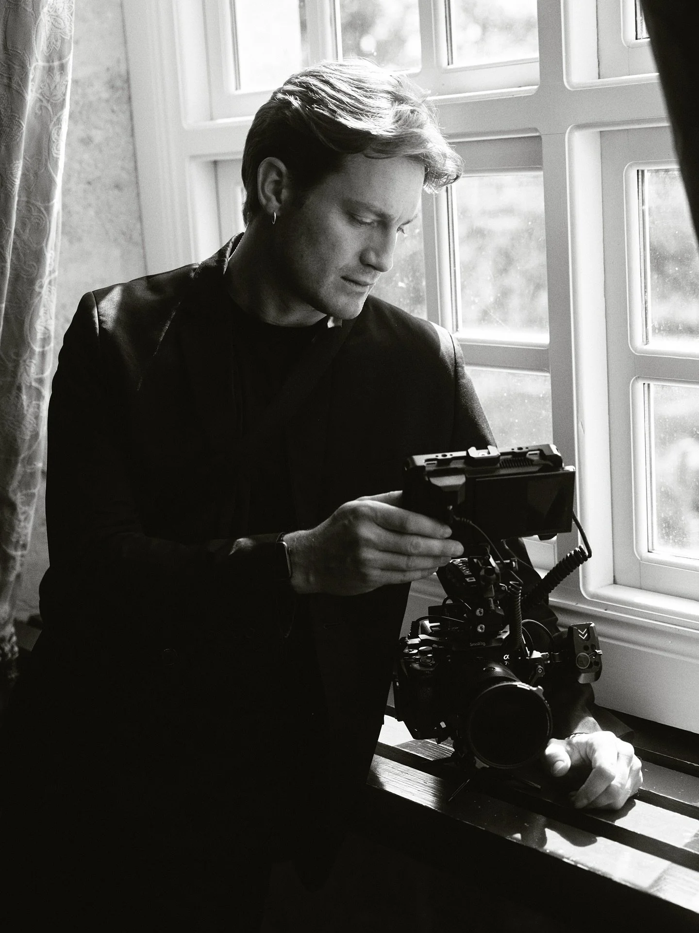 Caught between natural light and creative chaos. Right where I belong.

Great shots by @adam.amouri