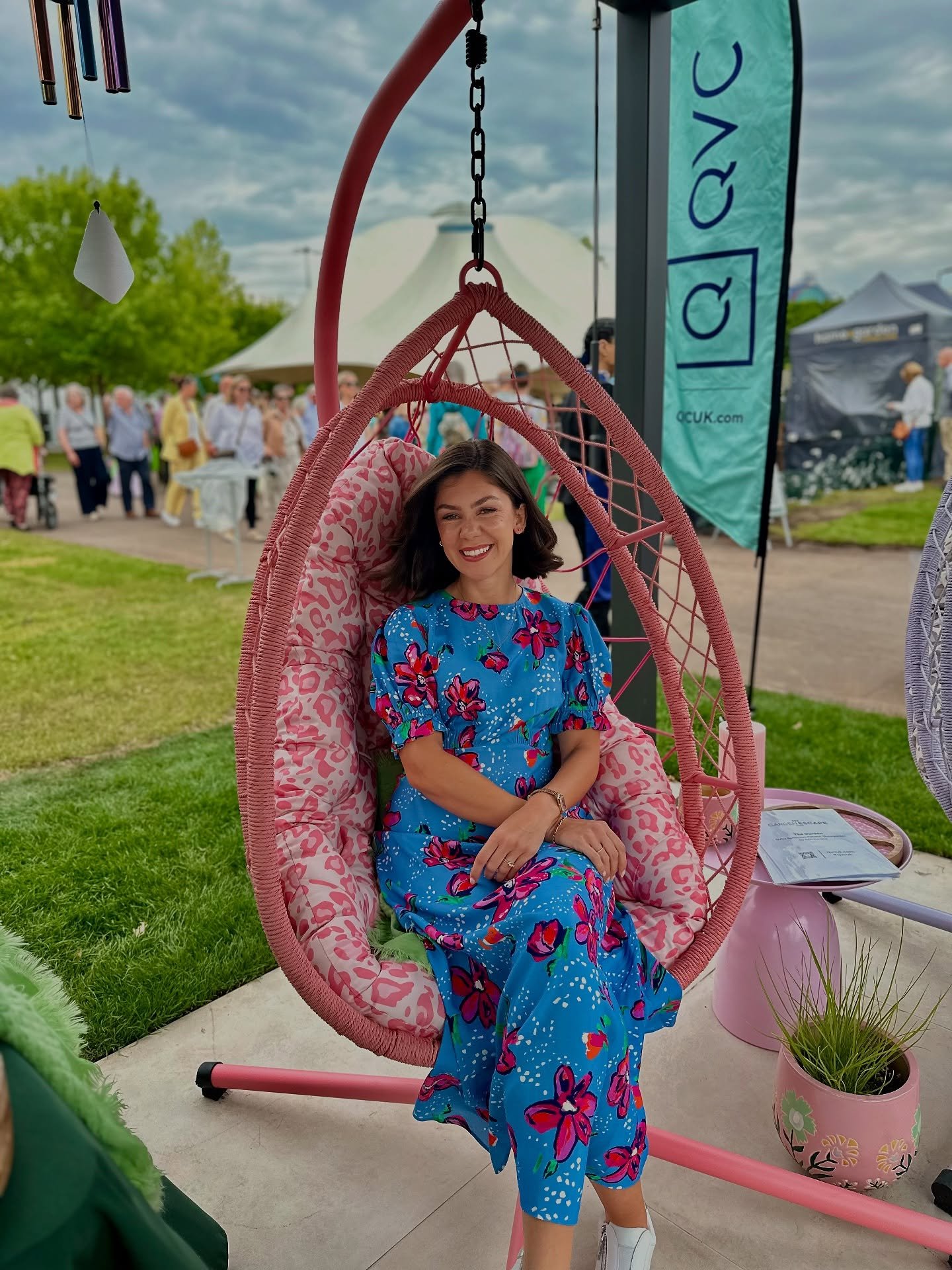 Just found these on my phone from @bbcgwlive @qvcuk so thought I&rsquo;d share! (The gust of wind was a paid actor) 🎥🎬🌸🌿

#presenter #gardenersworld #bbcgardenersworld #bbcgwlive #qvc #qvcuk #tvpresenter #brummiepresenter #presenterlife