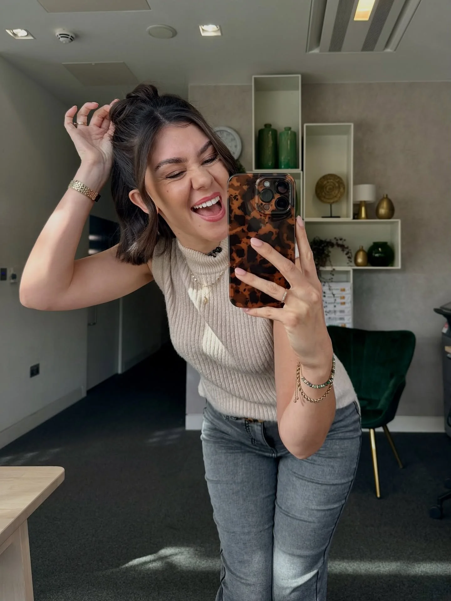 The top knot was back yesterday for a day of TV fun! 💁🏻&zwj;♀️📺
Seeing as you were all so kind when I posted this style, I ended up giving it a go for on air and have you ever tried to do something a second time and lost ALL ability?! Took way mor