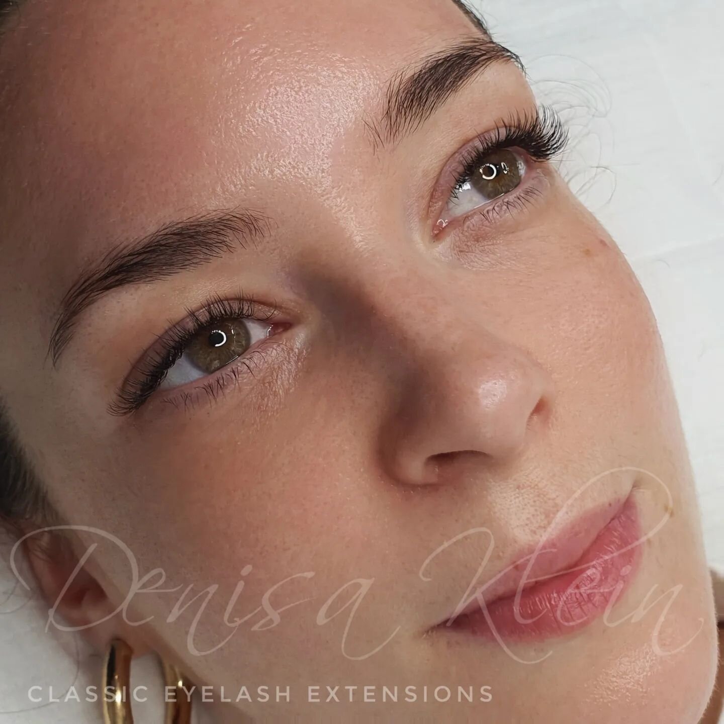 Classic&nbsp;eyelash extensions 

Classic lashing is a technique in which a single&nbsp;extension&nbsp;is applied to one, isolated natural&nbsp;lash.&nbsp;Classic lashes&nbsp;are perfect for adding length and some fullness to your natural&nbsp;lash l