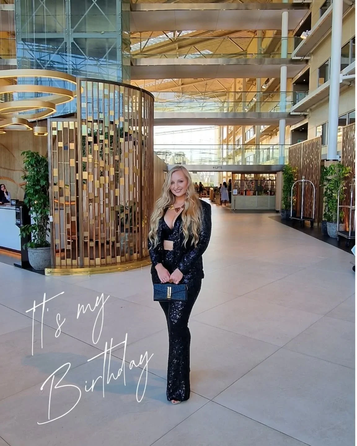 It&rsquo;s my Birthday today! 🥳 
Heading home from London after a full day of doing what I love - brows &amp; lips, always! 💋

#LoveWhatIDo #BeautyInspo #PMUArtistLife #LondonPMU #BrightonBeauty #BeautyProfessional #SmallBusinessLove #WomenInBusine