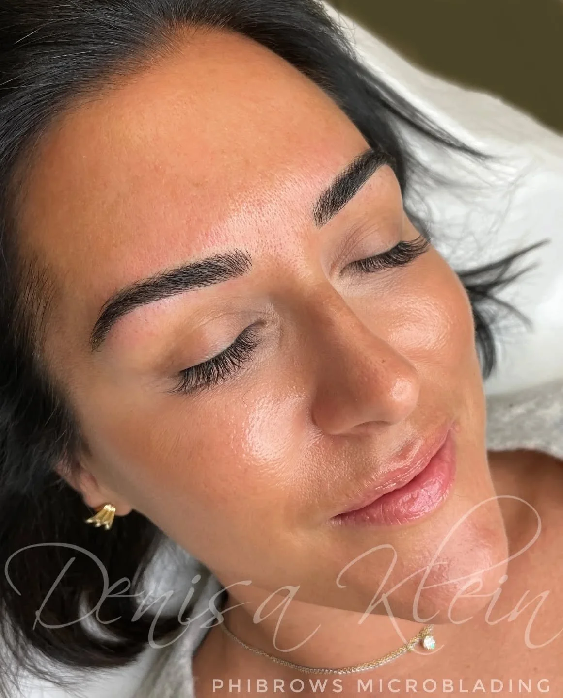 New Year, new you ✨
Fresh microblading to enhance what&rsquo;s already there 🤍

Can you tell which hairs are natural and which are microbladed?

If you spend time filling in sparse or thin brows or if you regret over plucking in the past, then micro