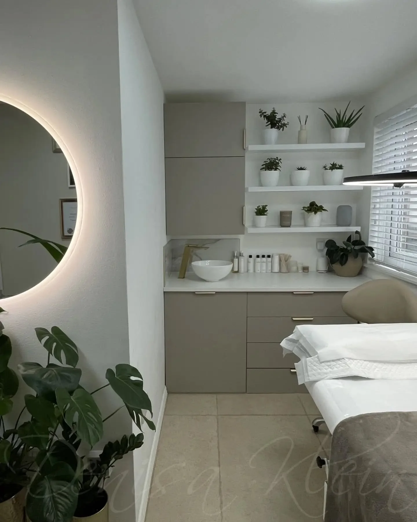 Where the magic happens ✨
Ready for your transformation? 🤍

🏆 UK PMU 2025 - 3rd place Winner 
🏆 UK PMU 2023 - Top 3 in UK Winner 
🏆 HBA 2021 BEST FOR BROWS SALON 3rd place winner 
🥇 HBA 2021 FINALIST - SPMU Artist of the Year
🥇 HBA 2021 FINALIS