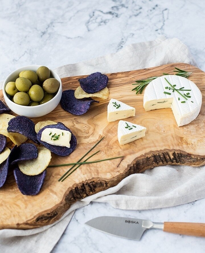 Looking for a unique nosh you won&rsquo;t soon forget? Pair a super creamy blue cheese like Briette Creamy &amp; Blue with potato chips and chives.