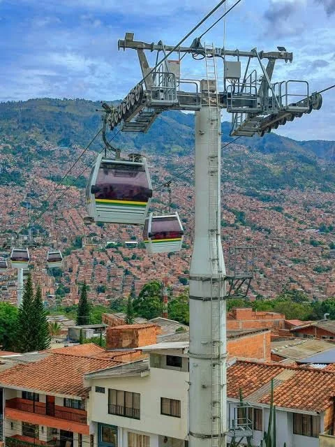 The Metropolitan transit network (Metro de Medell&iacute;n 🇨🇴) created public transport options through the addition of aerial gondola lifts with the Medell&iacute;n Metrocable to serve the residents of Aburr&aacute; Valley (as well as historically