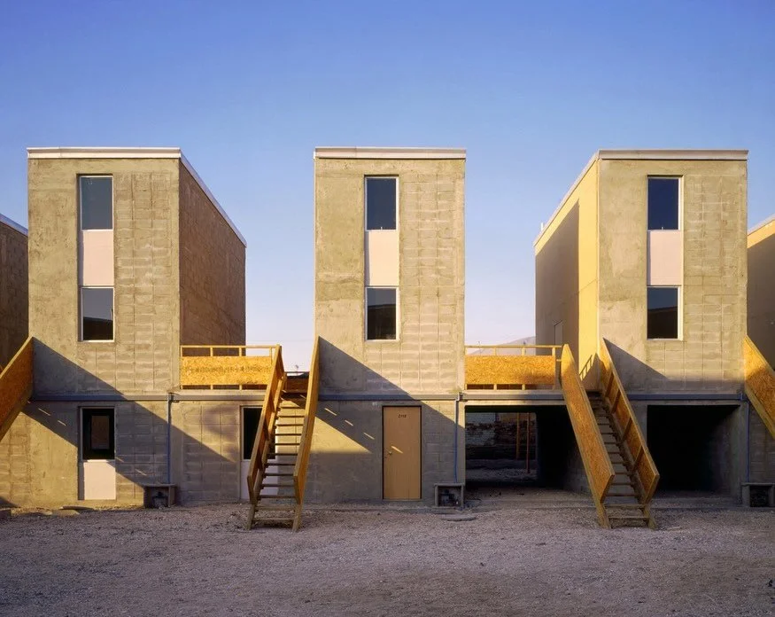 Quinta Monroy Housing in Iquique, Chile 🇨🇱, is a groundbreaking example of what social housing could become. ELEMENTAL, in collaboration with Alejandro Aravena, had the task of rehousing 100 families who had lived in the area for decades informally
