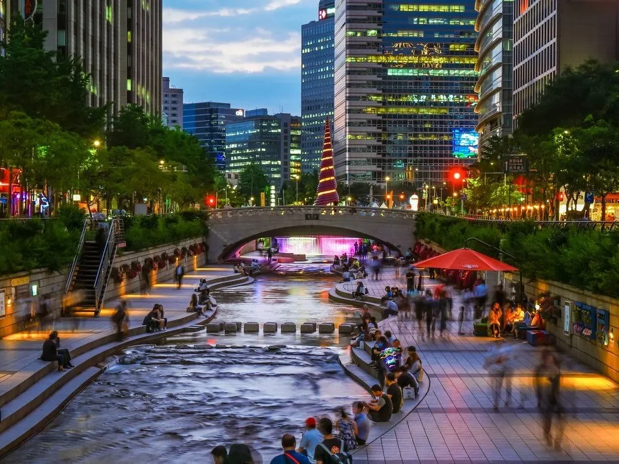 The Cheonggyecheon Stream in Seoul, South Korea 🇰🇷, transformed a neglected piece of infrastructure into one of the city&rsquo;s most celebrated public spaces. Designed by landscape architecture firm, SeoAhn Total Landscape, as part of Seoul&rsquo;