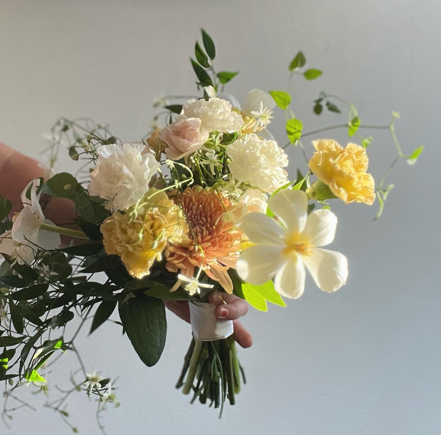 Solo project! I had a blast flowering for this Door County elopement! It&rsquo;s always a pleasure working with couples who have &lsquo;wild&rsquo; in their list of priorities :) Congrats to Gillian &amp; Jim❤️🎉 
.
#wildfloral #clematis #elopementfl