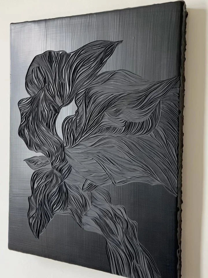 WIP 〰️ I love how this piece changes depending on the angle you view it from. Always something to discover every time you look. 

18x24" carved painting, 30 layers of black acrylic paint on wood panel

#neworleansartist #contemporaryart #paintit