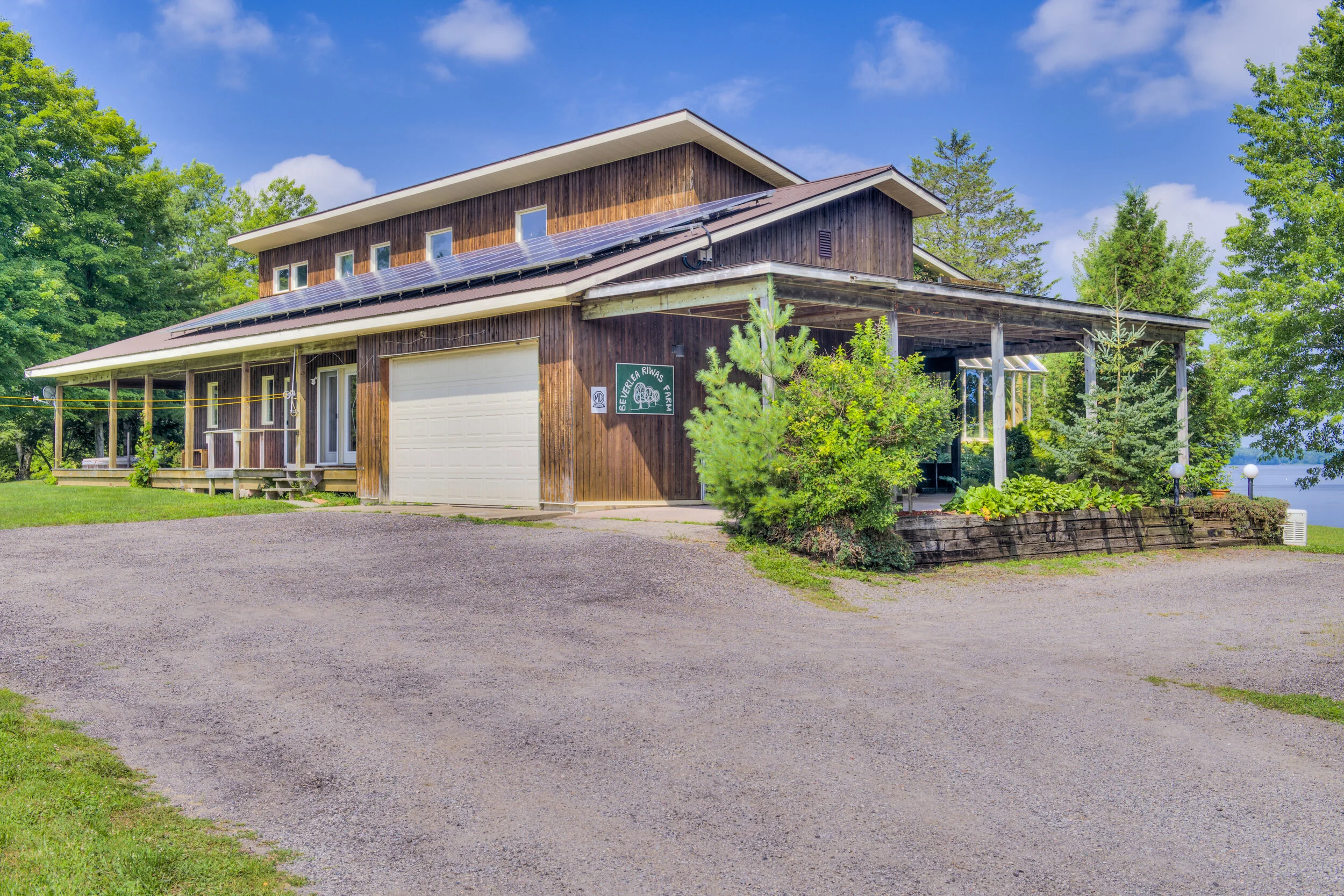 592 Lyndhurst-1.JPG