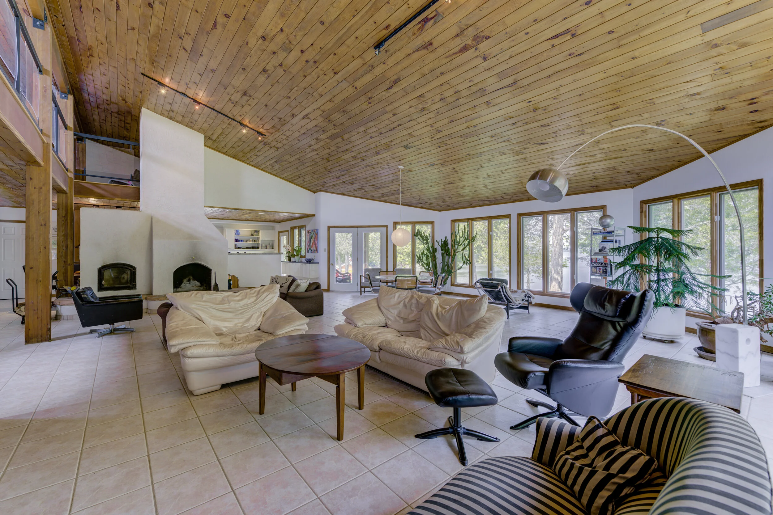 592 Lyndhurst-17.JPG