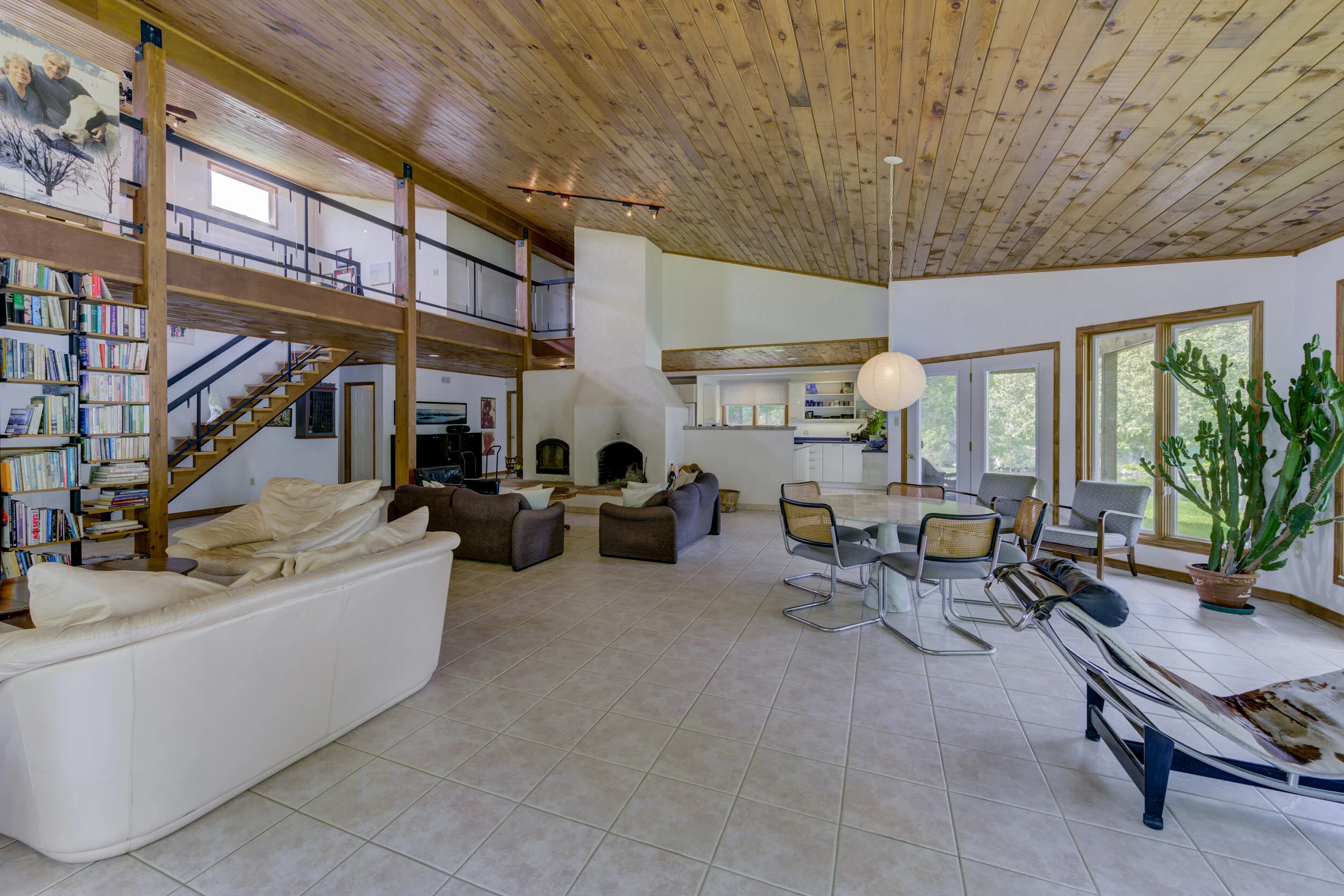 592 Lyndhurst-18.JPG