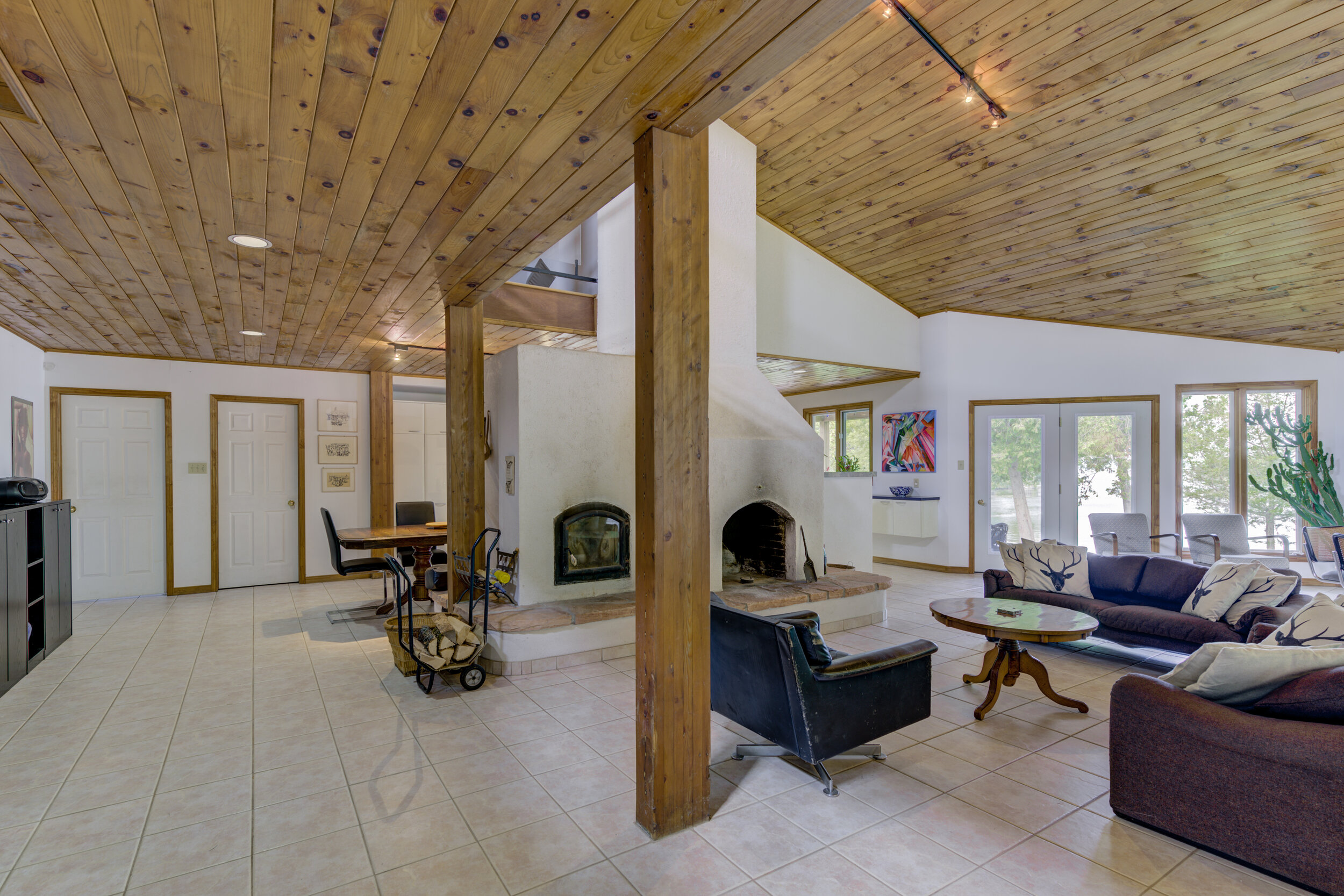 592 Lyndhurst-25.JPG