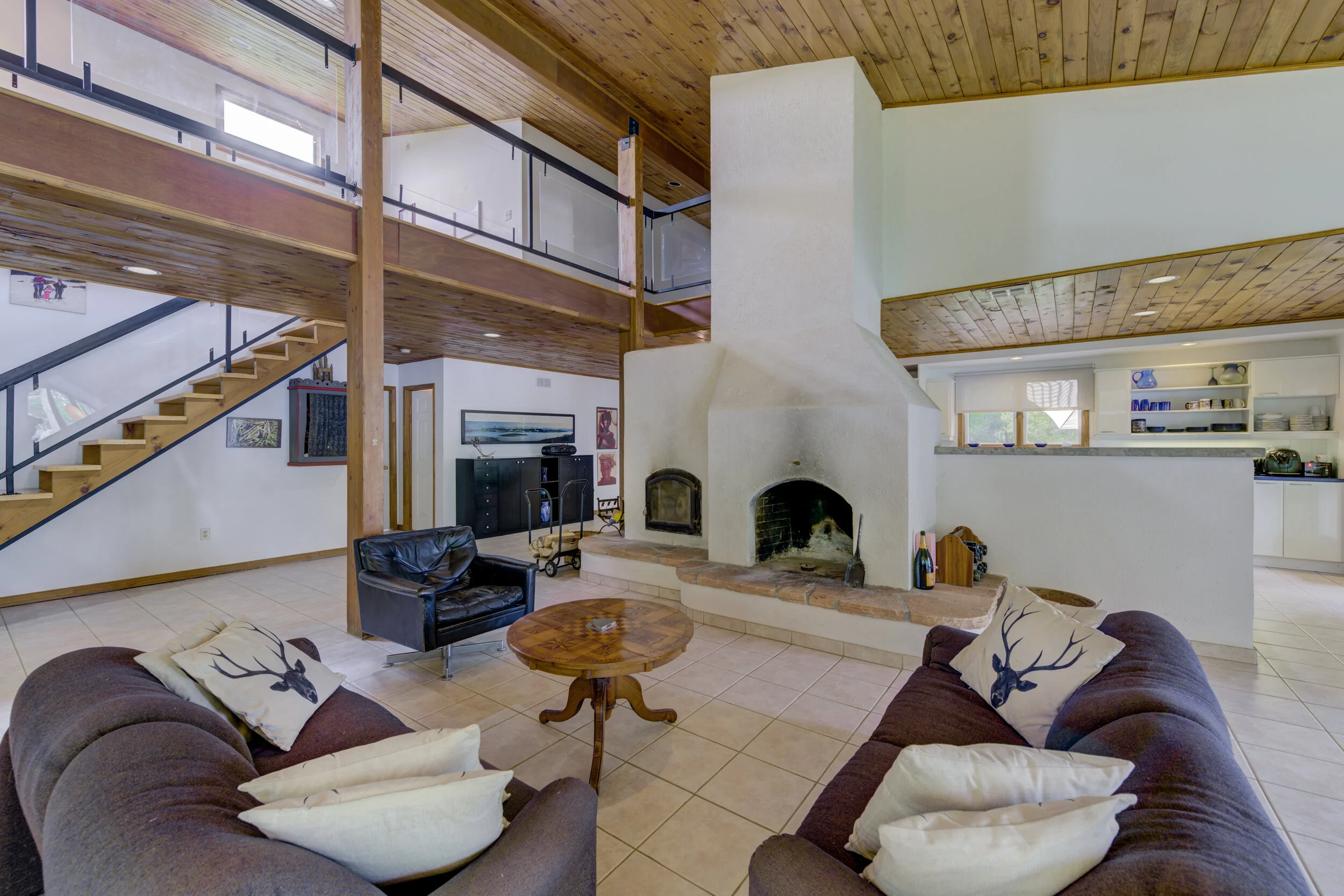 592 Lyndhurst-32.JPG