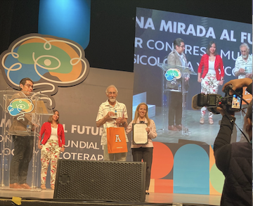 Eric Greenleaf PhD Receives Award at Una Mirada Al Futura Congress