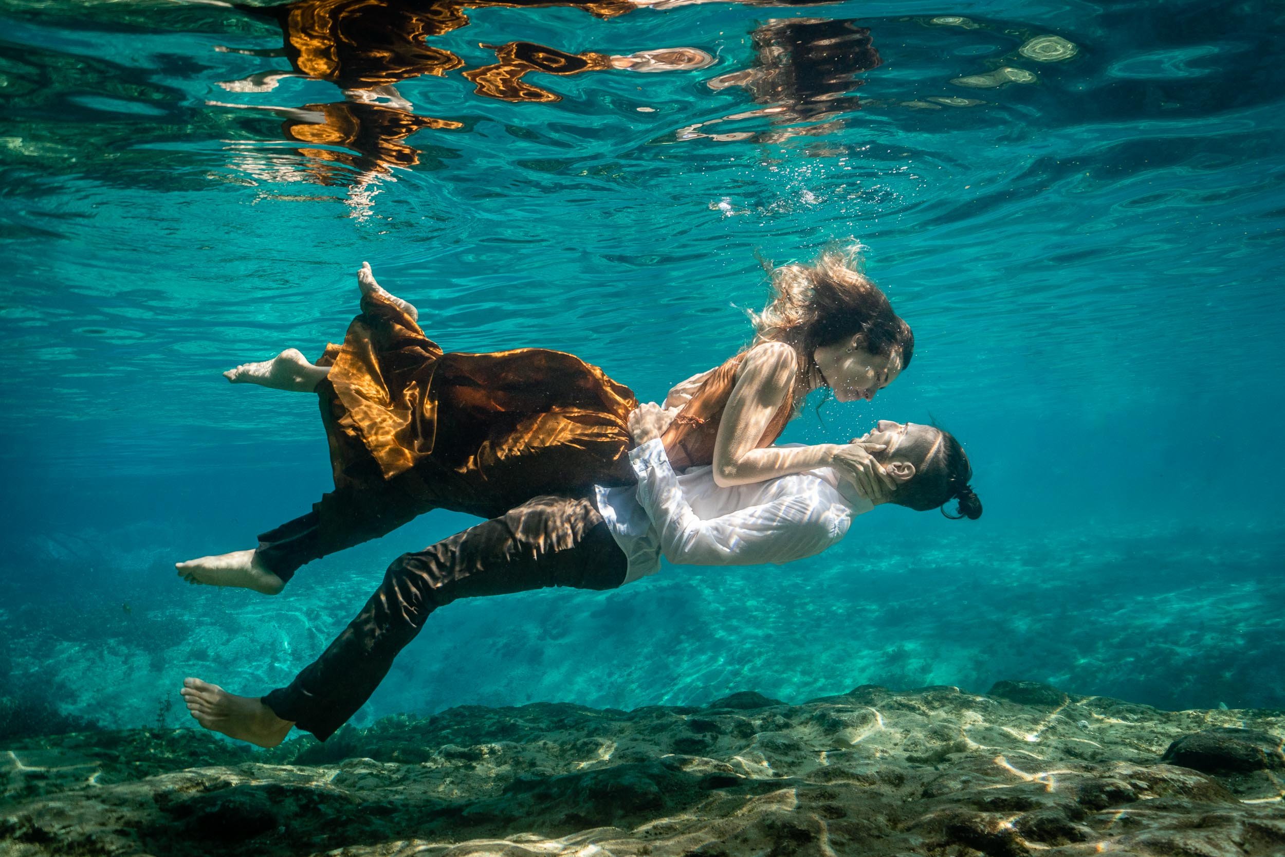 underwater-couple-4.jpg
