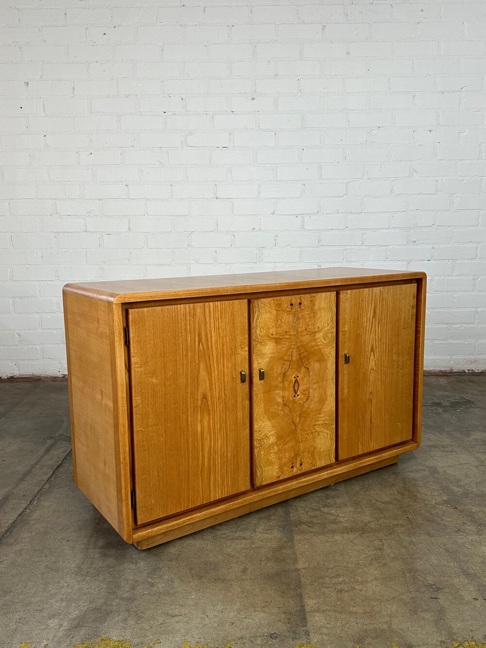 Burl Wood and oak compact credenza — VINTAGE ON POINT