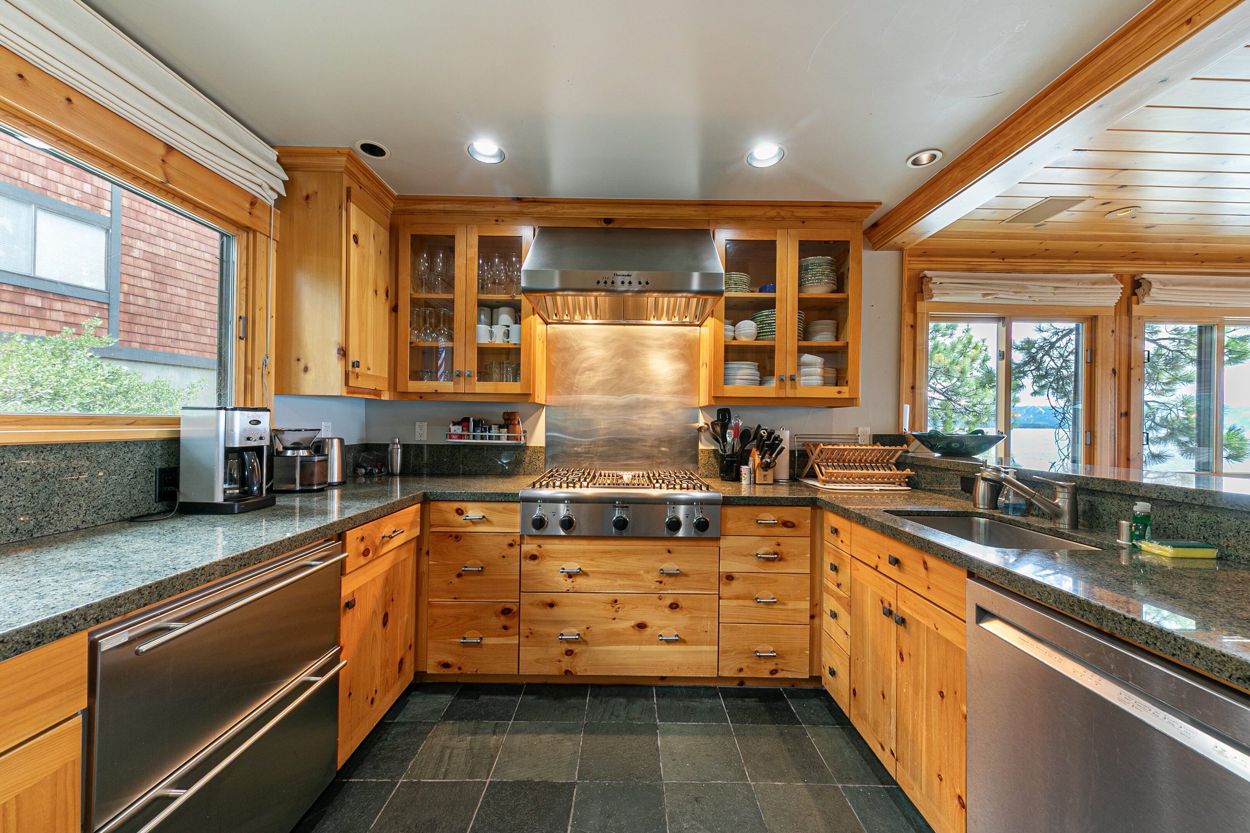 3600 N Lake Blvd Apt 38 Tahoe-print-008-013-Interior-3226x2151-300dpi.jpg