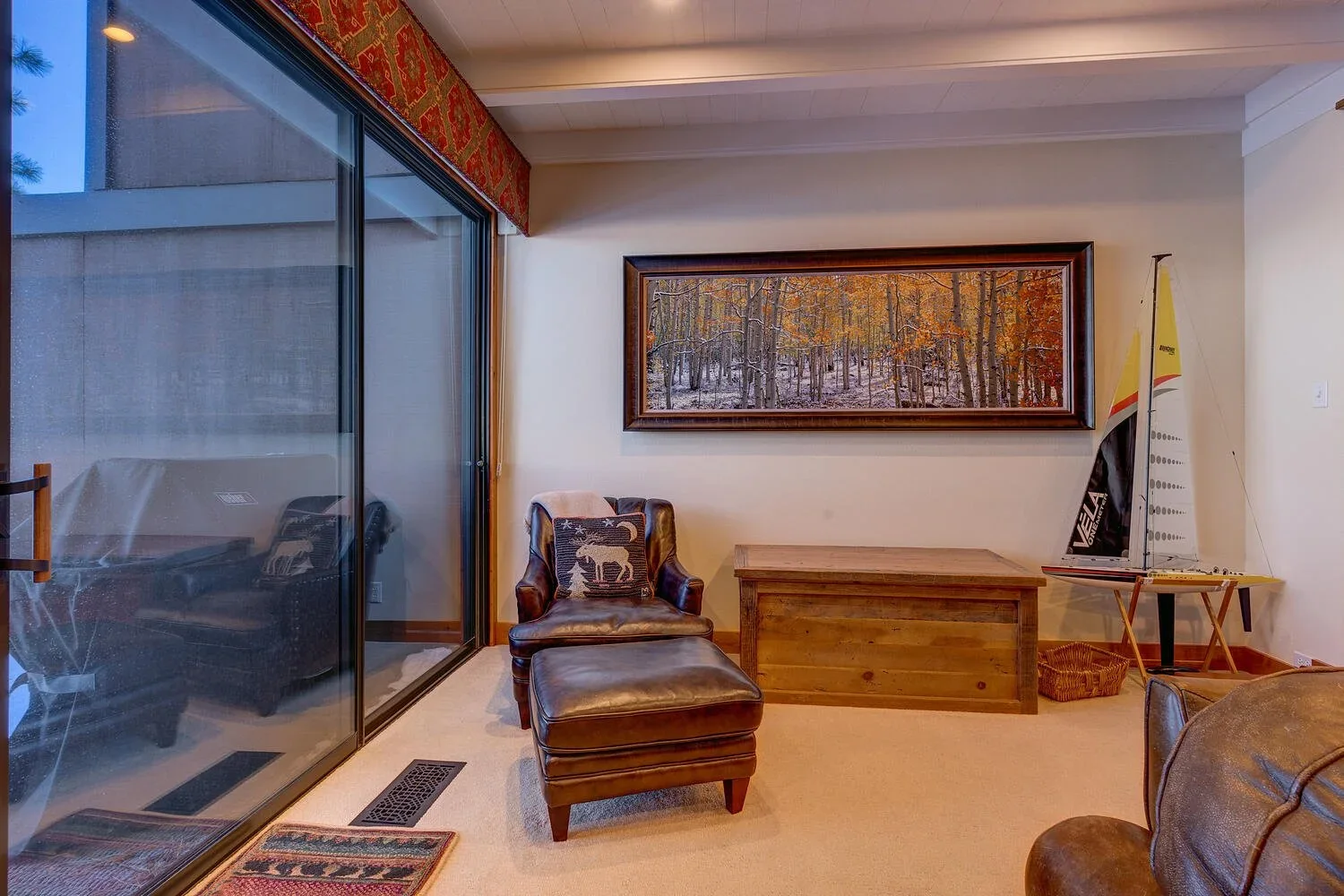3600+N+Lake+Blvd+112+Tahoe-large-005-004-Living+Room-1500x1000-72dpi.webp