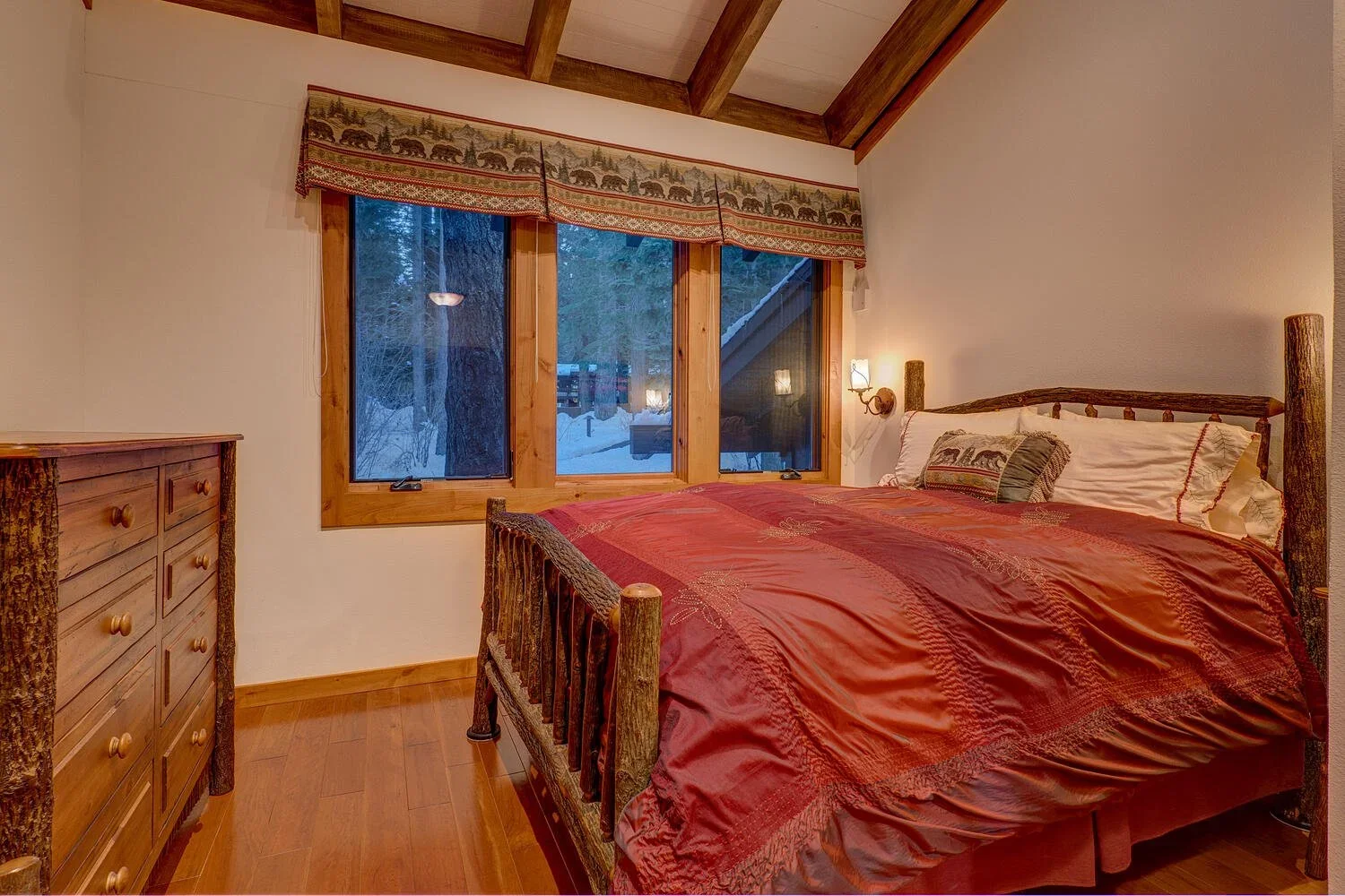 3600+N+Lake+Blvd+112+Tahoe-large-017-018-Bedroom-1500x1000-72dpi.webp