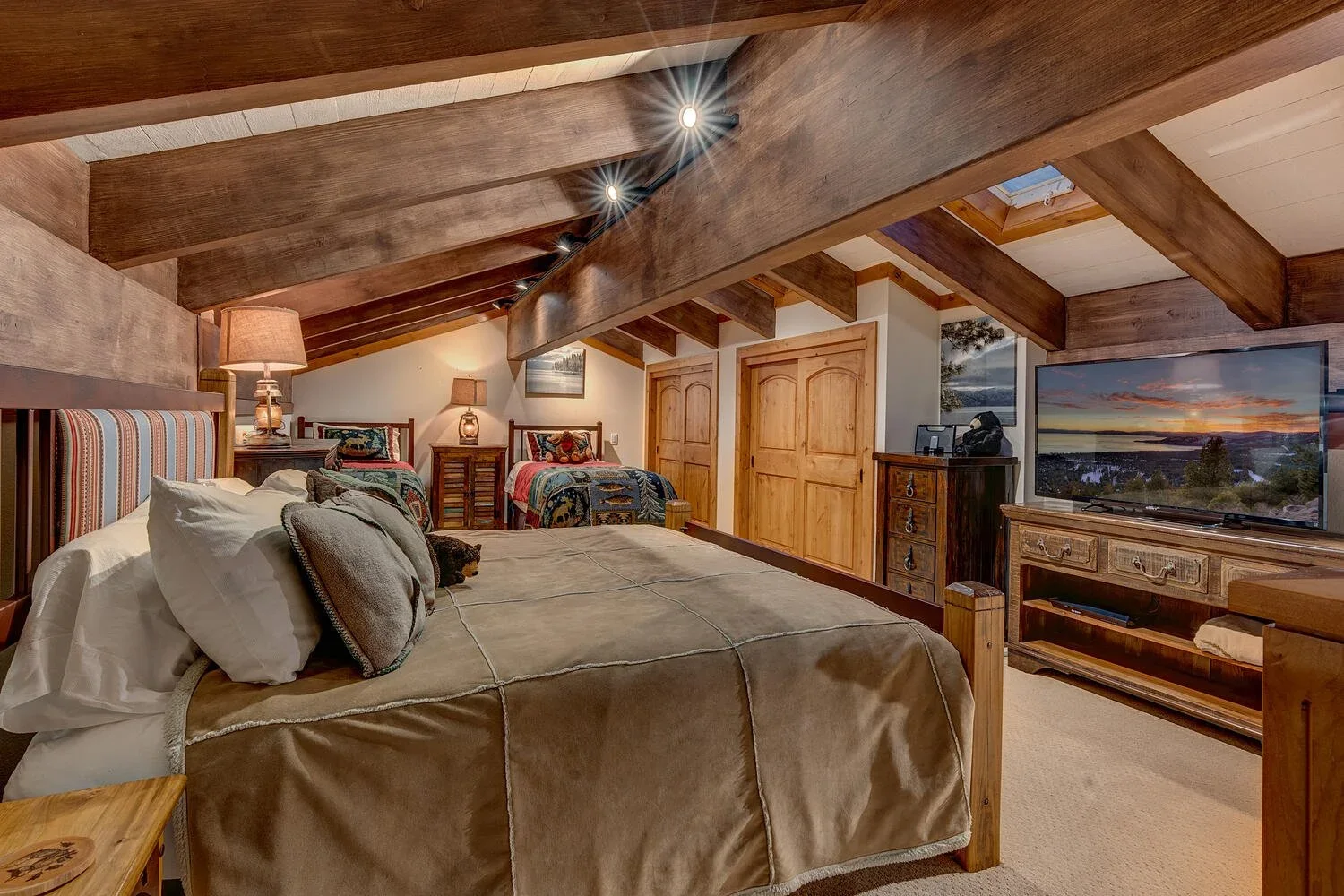 3600+N+Lake+Blvd+112+Tahoe-large-018-021-Loft-1500x1000-72dpi.webp