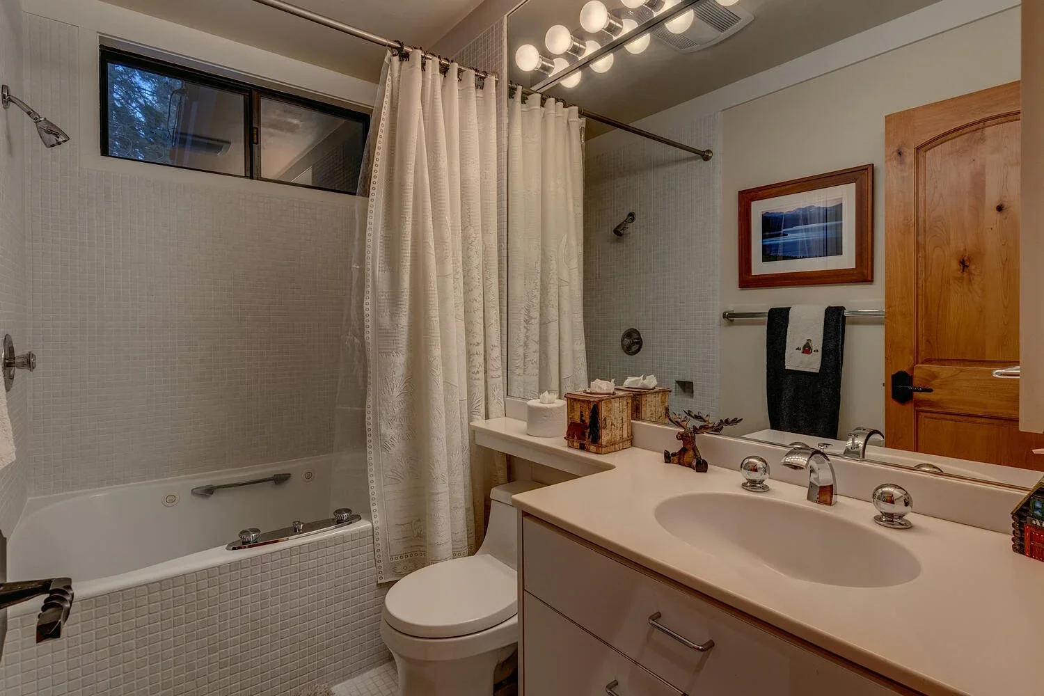 3600+N+Lake+Blvd+112+Tahoe-large-019-017-Bathroom-1500x1000-72dpi.webp
