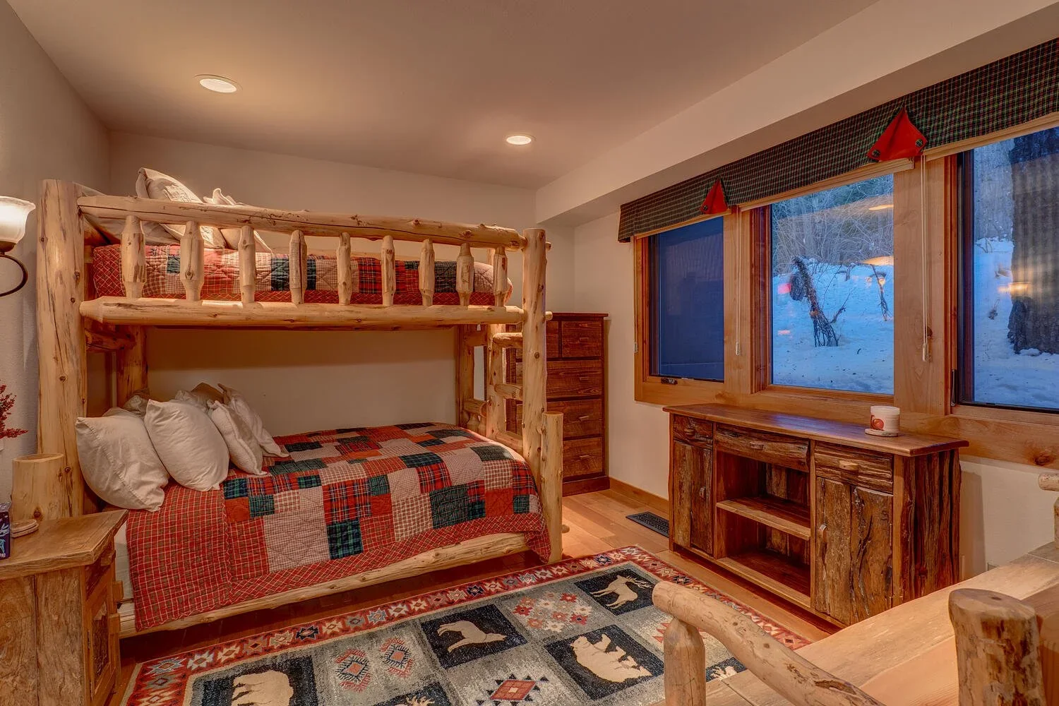 3600+N+Lake+Blvd+112+Tahoe-large-020-019-Bedroom-1500x1000-72dpi.webp
