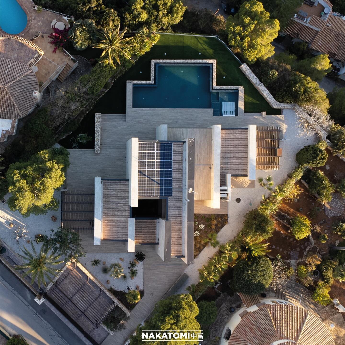 HAYDN | Obra Nueva. Finalizado. #arquitectura: @nakatomi.arquitectura

El dise&ntilde;o de la villa surge de la necesidad de unificar el respeto al entorno urbano, la arquitectura tradicional mediterr&aacute;nea y la modernidad de la l&iacute;nea re