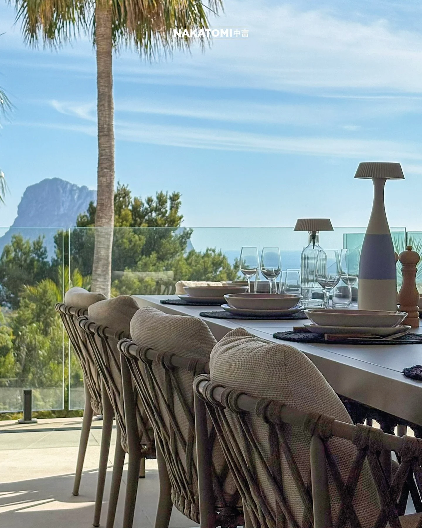 VIVIENDA UNIFAMILIAR AISLADA CON PISCINA EN CALA CARB&Oacute; | Reforma. #arquitectura: @nakatomi.arquitectura

Situada en un entorno privilegiado de Ibiza, con vistas directas al ic&oacute;nico islote de Es Vedr&agrave;, este proyecto de reforma de