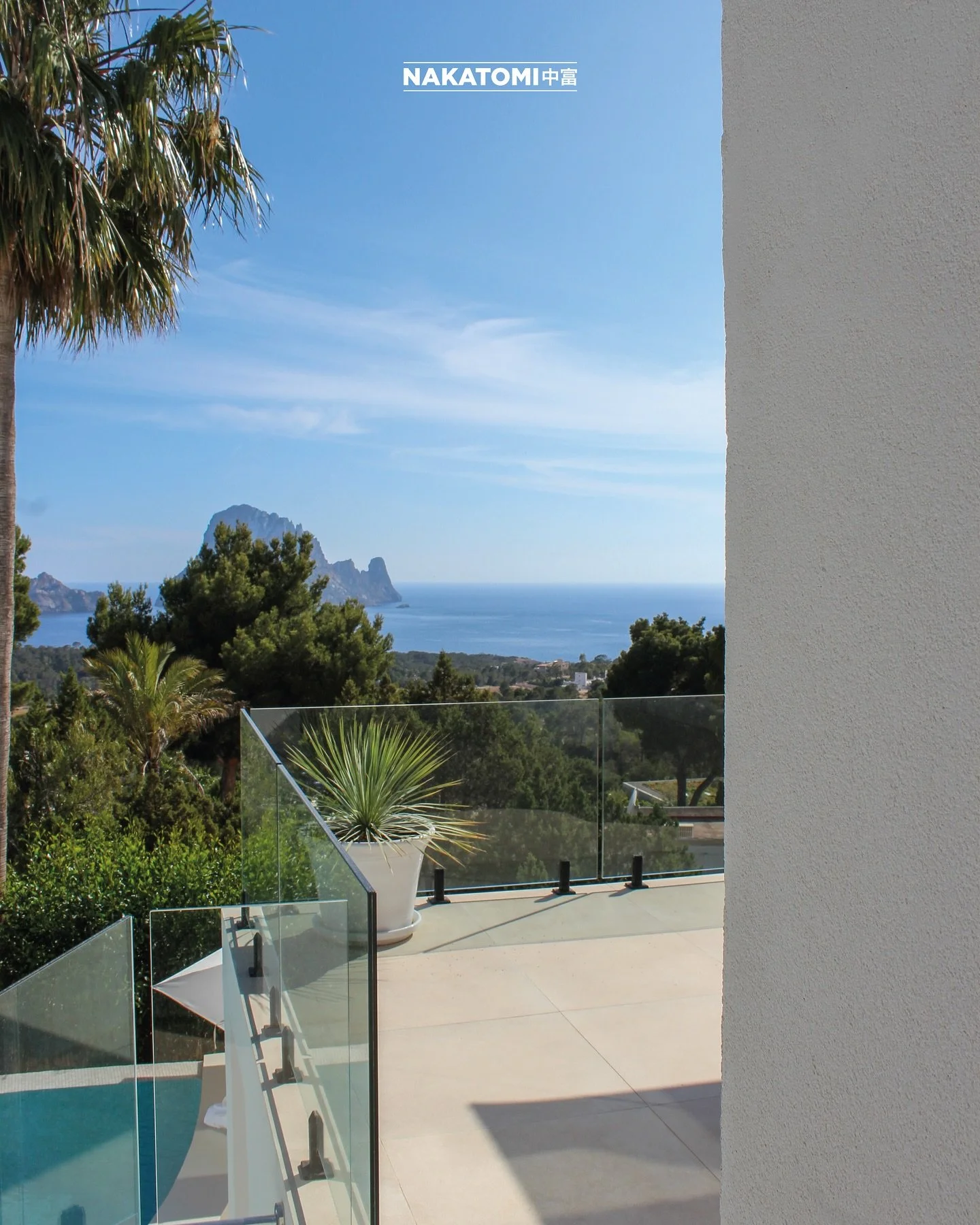 VIVIENDA UNIFAMILIAR AISLADA CON PISCINA EN CALA CARB&Oacute; | Reforma. #arquitectura: @nakatomi.arquitectura

Situada en un entorno privilegiado de Ibiza, con vistas directas al ic&oacute;nico islote de Es Vedr&agrave;, este proyecto de reforma de