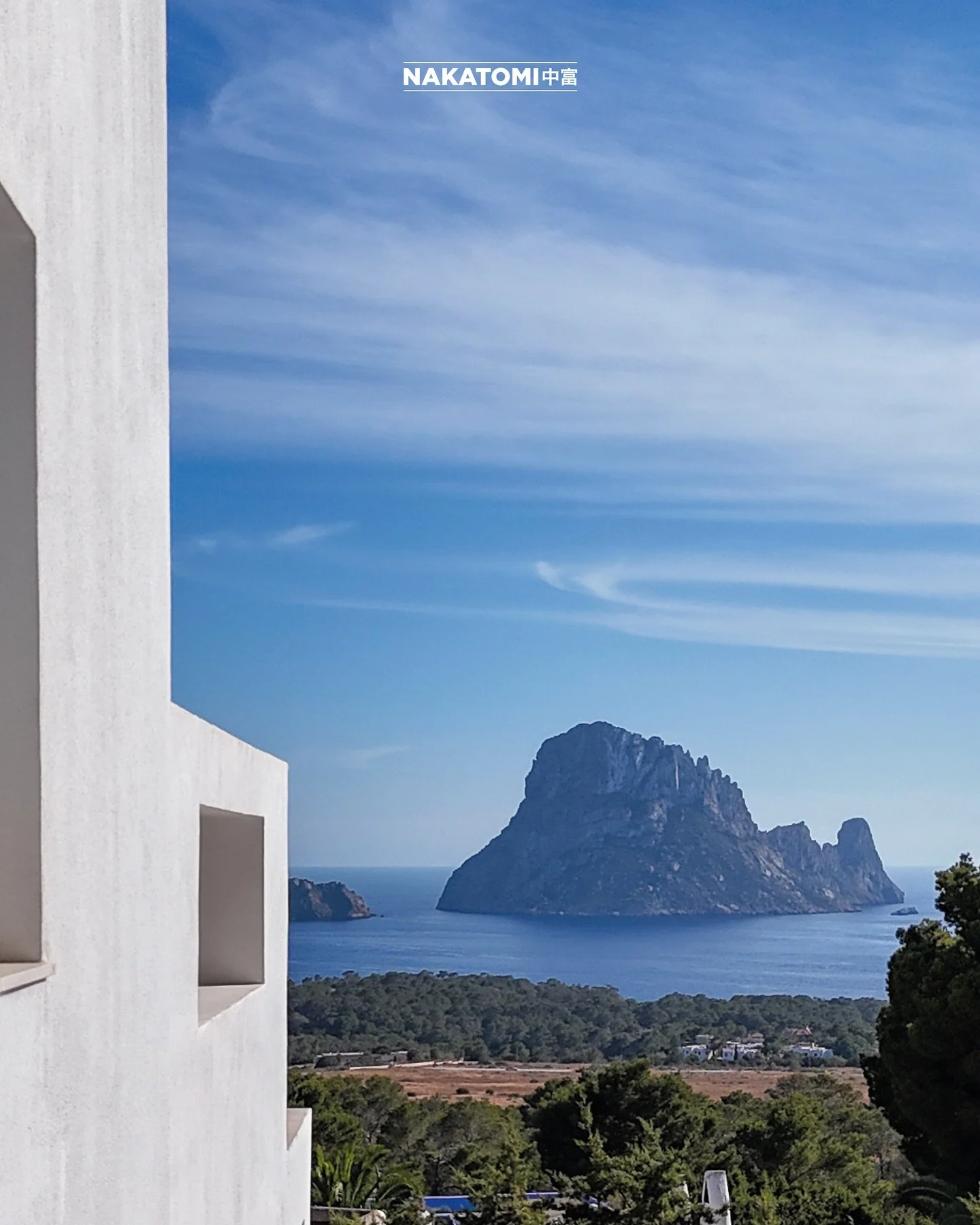 VIVIENDA UNIFAMILIAR AISLADA CON PISCINA EN CALA CARB&Oacute; | Reforma. #arquitectura: @nakatomi.arquitectura

Situada en un entorno privilegiado de Ibiza, con vistas directas al ic&oacute;nico islote de Es Vedr&agrave;, este proyecto de reforma de