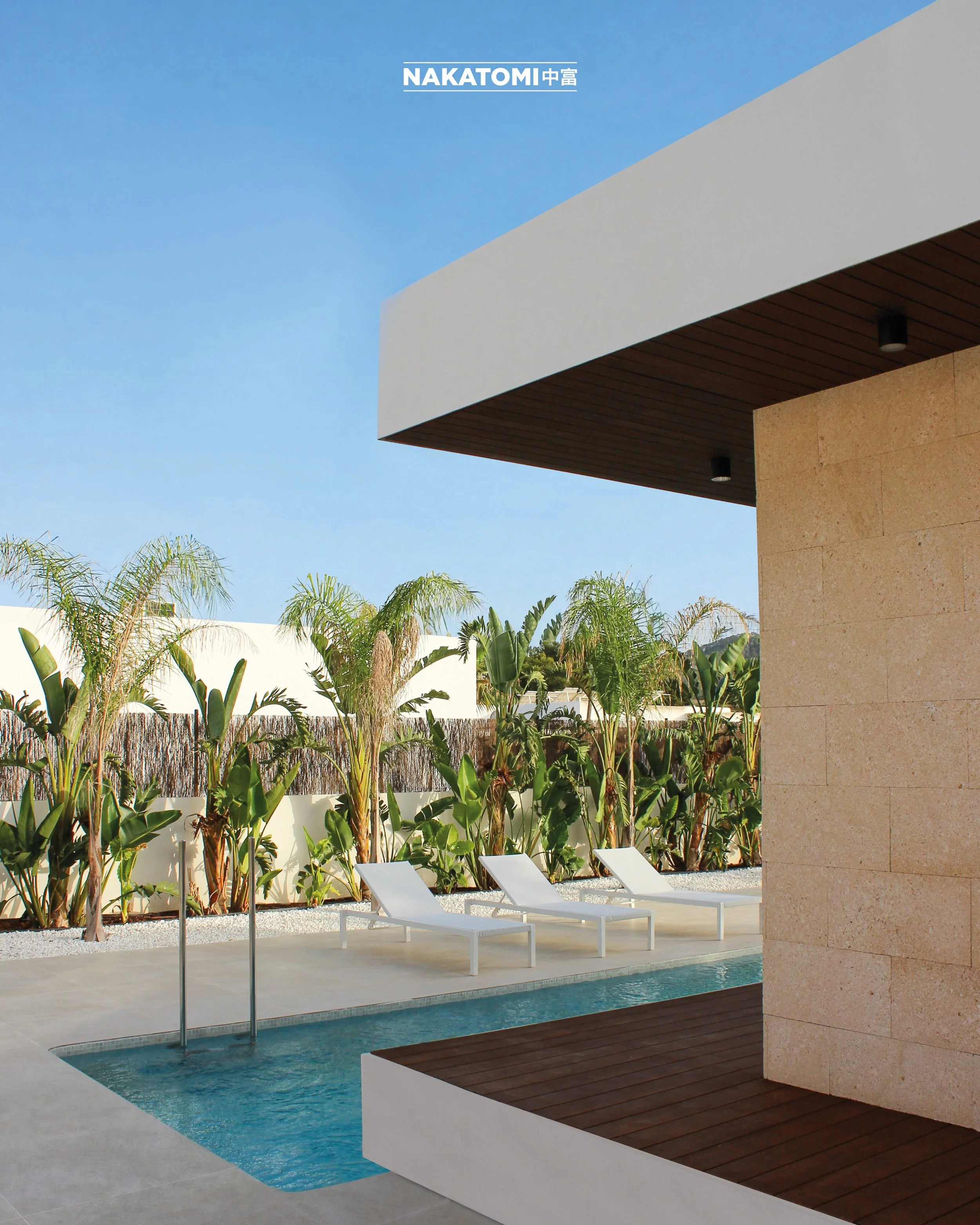 PORT D&rsquo; ES TORRENT | Obra Nueva. #arquitectura: @nakatomi.arquitectura

PROFUNDIDAD, SOMBRA Y VOLUMEN

La composici&oacute;n de la vivienda se apoya en vuelos y planos horizontales que prolongan la arquitectura m&aacute;s all&aacute; de los cer