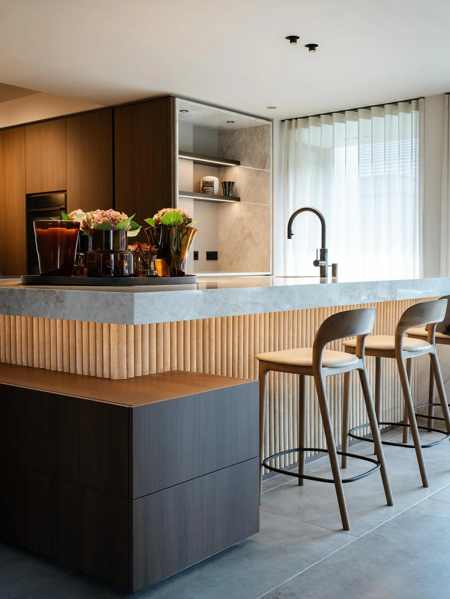 | KEUKEN - HET KLOPPENDE HART

De keuken vormt het kloppend hart van de benedenverdieping van deze prachtige verbouwde woning. Een echte woonkeuken die op subtiele wijze overloopt in zowel de eet- als woonkamer. Het is een plek waar leven, koken en s