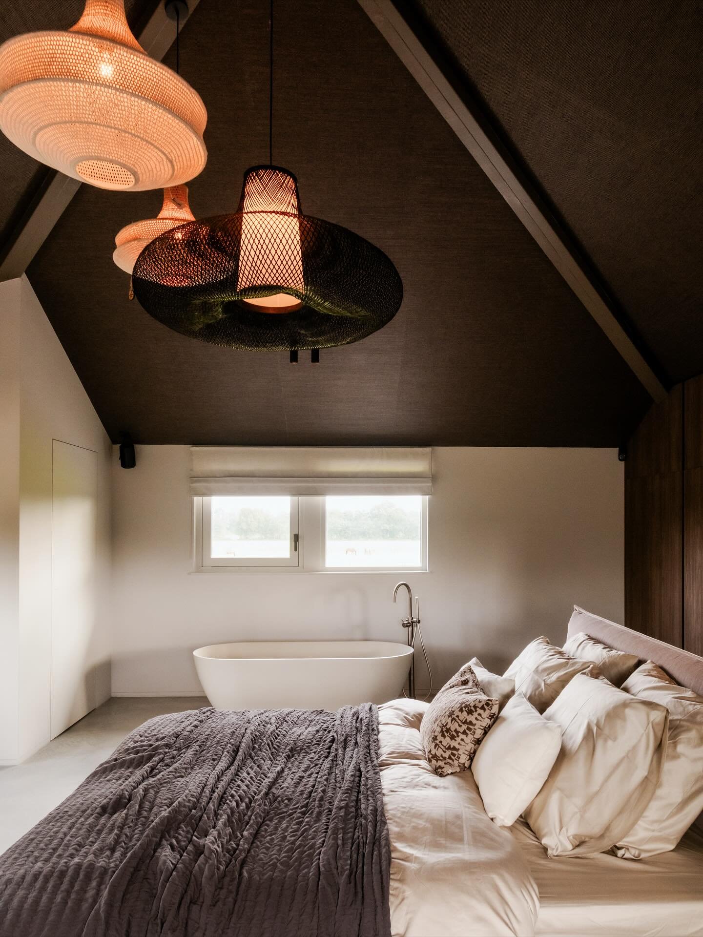 | Van tijdelijk onderkomen naar tijdloze slaapkamer 

Deze ruimte diende twee jaar lang als tijdelijk thuis voor een Oekra&iuml;ens gezin. Twee jaar geleden hebben we deze ruimte volledig getransformeerd tot een royale slaapkamer die rust, warmte en 