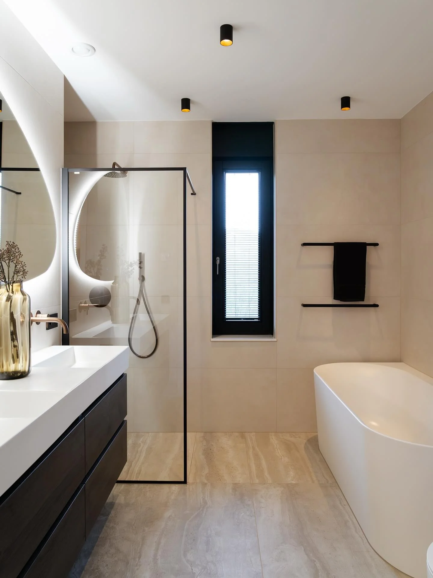 | BADKAMER

Een functionele badkamer die volledig aansluit bij de wensen van de klanten &eacute;n perfect past bij de uitstraling van de rest van het interieur ✨

De badkamer is slim ingedeeld en stijlvol vormgegeven. Denk aan subtiele lijnen, rustge