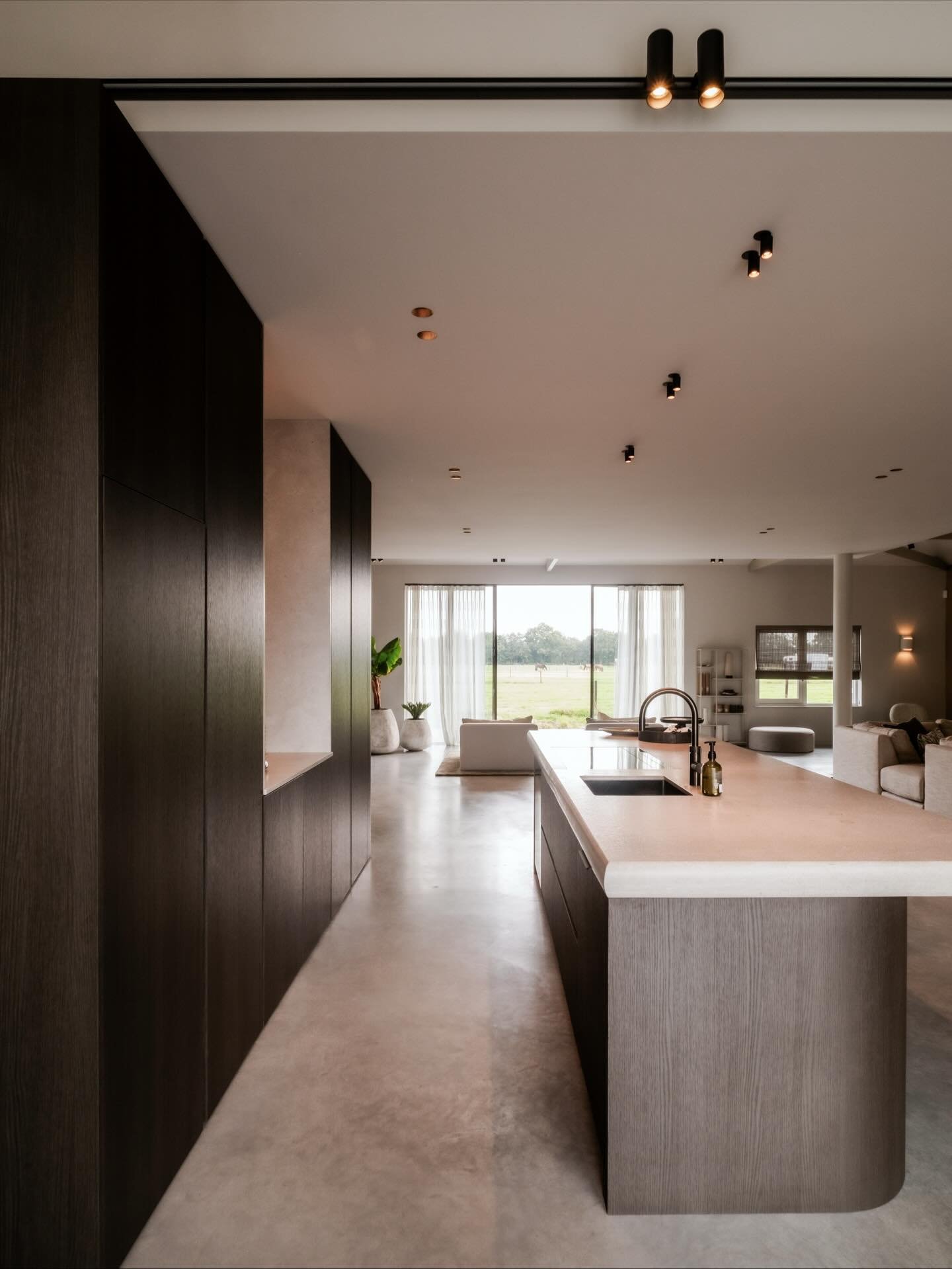 | STUDIO BEFORE &amp; AFTER

Van een ruwe opslagruimte en werkplaats voor oldtimers is onze locatie getransformeerd tot een stijlvolle interieurstudio. De geur van metaal en olie maakte plaats voor de warmte van mooie materialen, sfeervolle verlichti