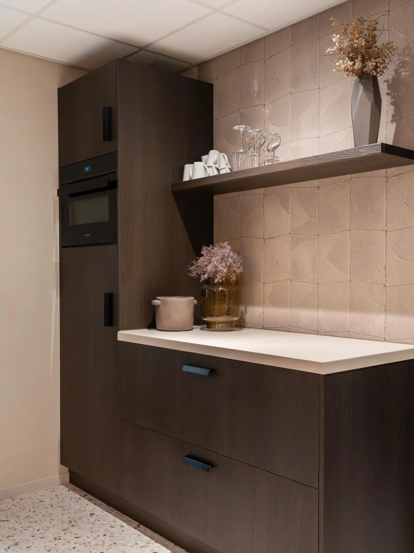 | KEUKEN TRANSFORMATIE 

Voor dit zakelijke project hebben we afgelopen jaar meerdere ruimtes getransformeerd, waaronder deze keuken.

De sfeer en stijl zijn zorgvuldig afgestemd op de geschiedenis en branding van het bedrijf, maar dan vertaald naar 