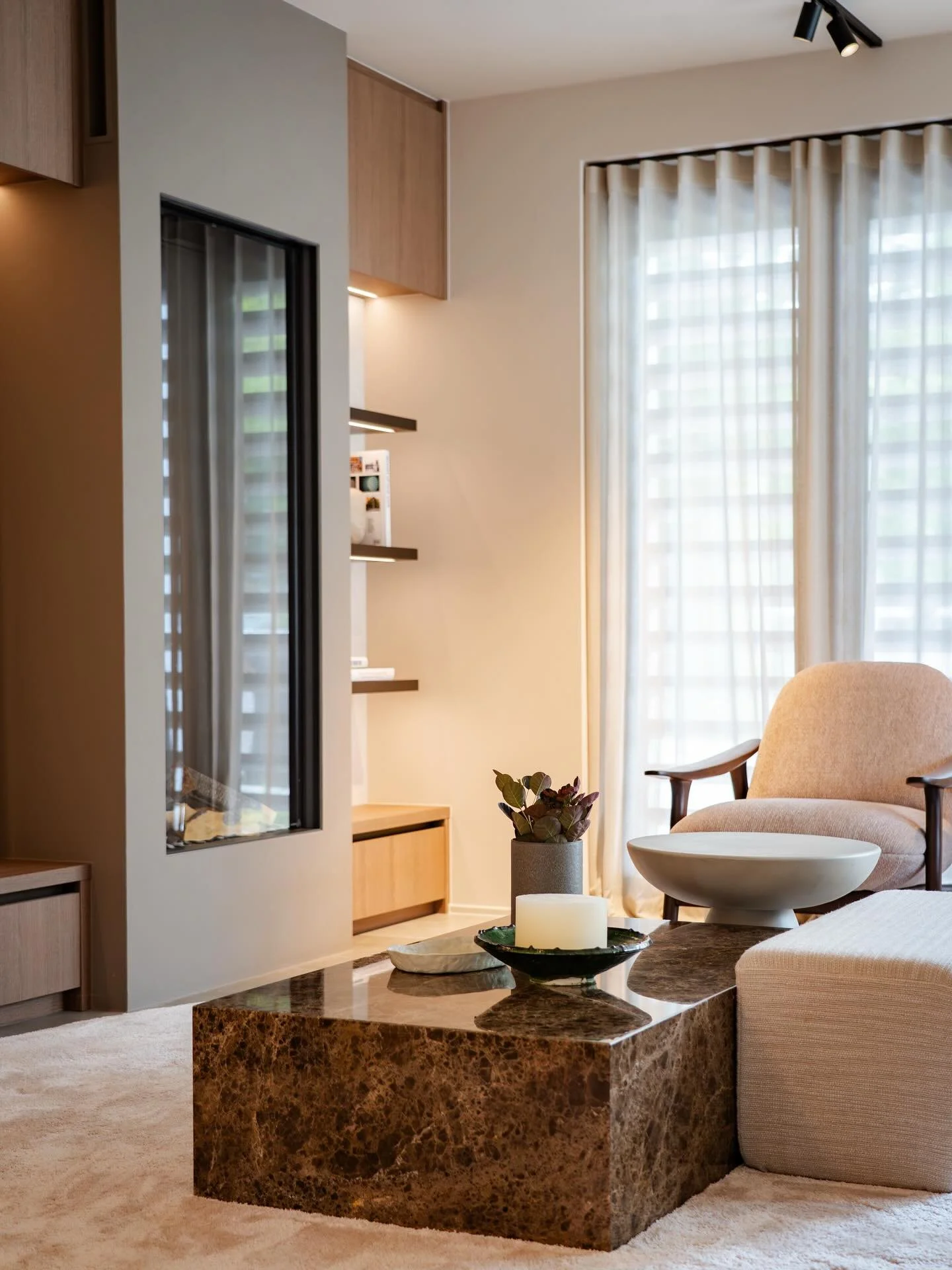 | MIX &amp; MATCH

Een cool interieur waarin juist de mix van materialen alles tot leven brengt. Dit project is daar een prachtig voorbeeld van. 

Van het behang als achterwand bij de kast tot het vloerkleed, de hocker en de gordijnen; wij mochten bi