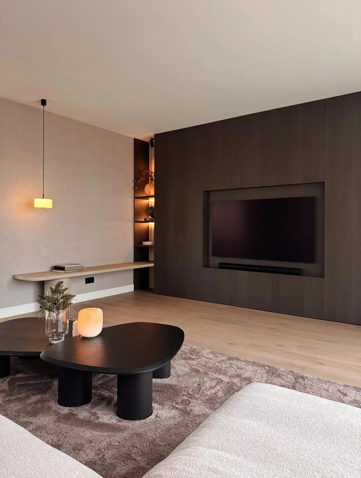 | VISUAL TO REALITY

Vorig jaar hebben we dit prachtige interieur afgerond. Wat ooit begon als een visual, een idee op papier, is nu een warme, leefbare ruimte waar elk detail met zorg is uitgewerkt.

Het hele traject &ndash; van ontwerp tot realisat